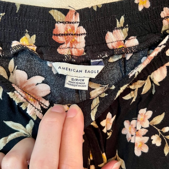 Black Floral Ruffle Hem Shorts from American Eagle, Size S - Picture 2 of 3